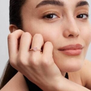 انگشتر نقره ۹۲۵ عیار با روکش طلای رزگلد ۱۴ عیار و نگین قلبی بلند درخشان