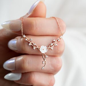 گردنبند زنانه گل ماگنولیا با طرح پیچک از نقره عیار ۹۲۵